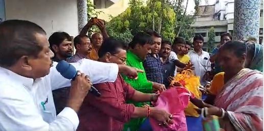 বন্যা দূর্গত ঘাটালে জেলা প্রশাসনের উদ্যোগে বস্ত্র বিতরণ কর্মসূচি!