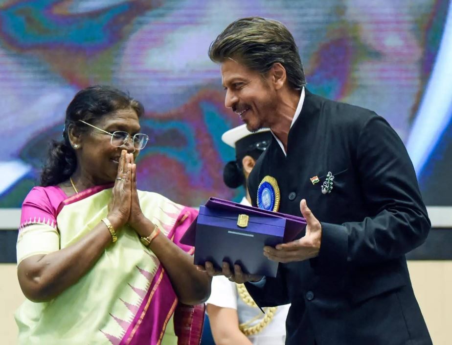 ৩৩ বছরের চলচ্চিত্র জীবনে প্রথমবারের মতো জাতীয় পুরস্কার জিতলেন অভিনেতা শাহরুখ খান!