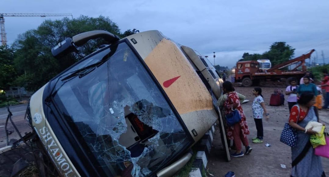 দুর্ঘটনার কবলে শ্যামলী পরিবহন পুরী থেকে কোলকাতা গামী বাস!