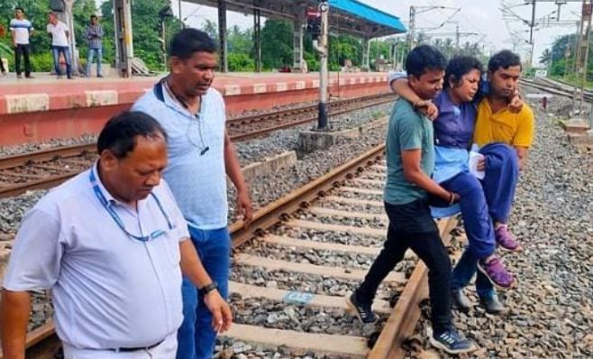চলন্ত ট্রেনে হঠাৎ অসুস্থ হয়ে পড়েন মহিলা লোকো পাইলট!