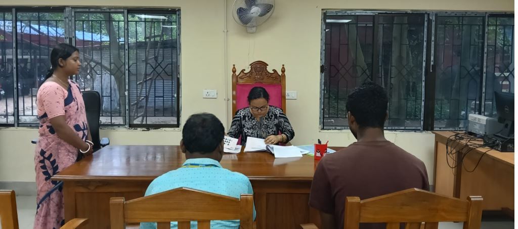 ঝাড়গ্রাম জেলা আইনি পরিষেবা কর্তৃপক্ষের হস্তক্ষেপে জীবন বীমার ক্লেমের টাকা পেলেন স্বামী!