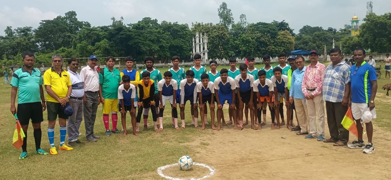 চুয়াডাঙ্গা হাইস্কুলে শুরু হলো দুদিনের ফুটবল প্রতিযোগিতা!