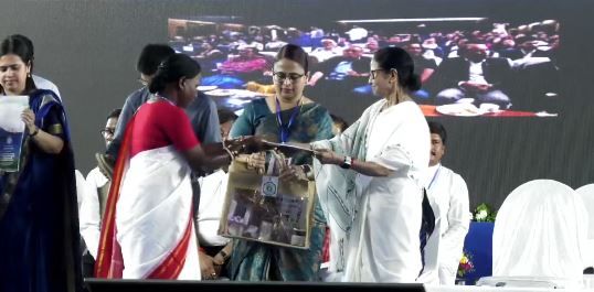 জলপাইগুড়িতে সরকারি পরিষেবা প্রদানের অনুষ্ঠানমঞ্চ থেকেই কেন্দ্রকে হুঁশিয়ারি মুখ্যমন্ত্রীর!