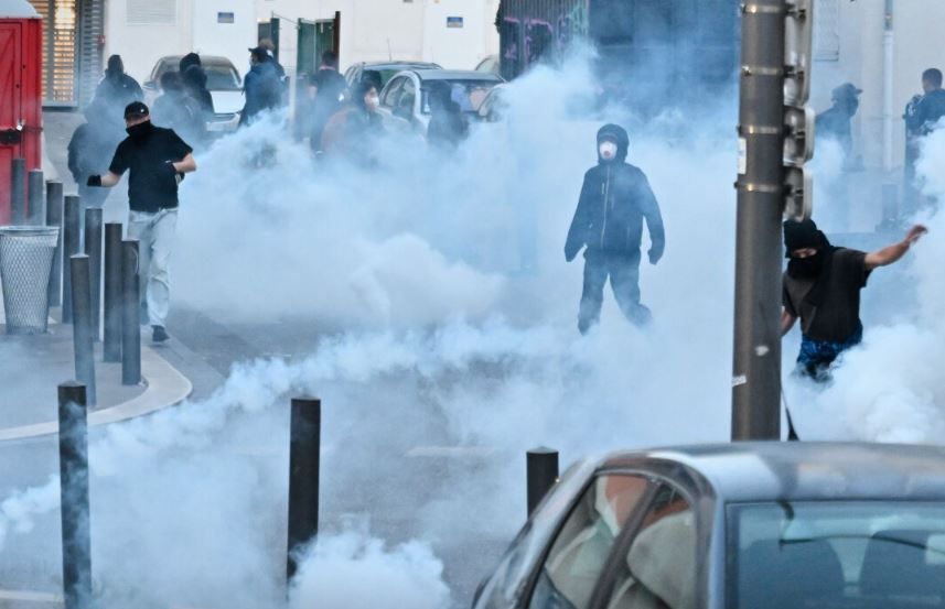 নেপালের পর ফ্রান্সেও ভয়াবহ বিক্ষোভ!