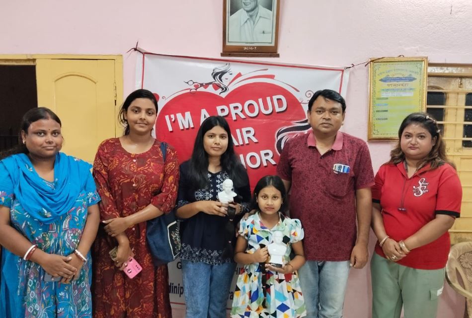 ক্যান্সার রোগীদের জন্য চুল দান করলো  আট বছরের একটি শিশু!