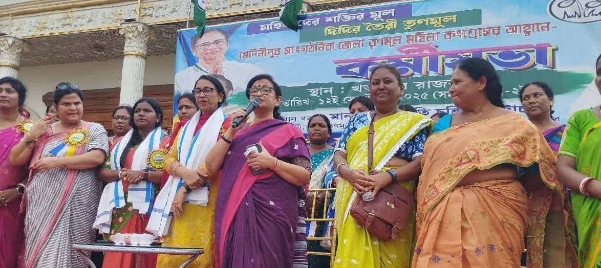 পশ্চিম মেদিনীপুর জেলার মহিলাদের নিয়ে একটি কর্মী সম্মেলন করলেন রাজ্যের মন্ত্রী চন্দ্রিমা ভট্টাচার্য!