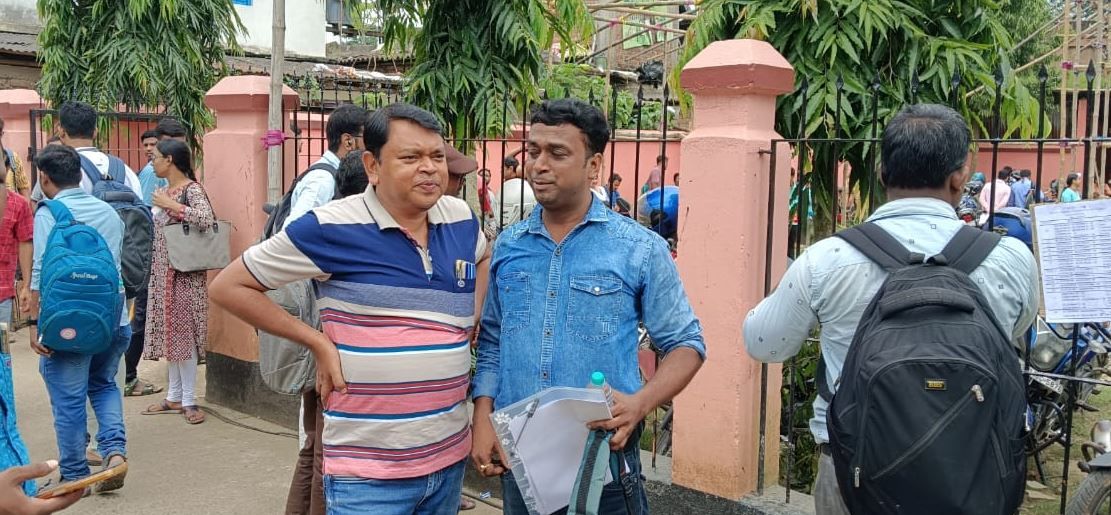 এসএসসি-র দ্বিতীয় দফার পরীক্ষা, চেনা ছবি ধরা পড়ল ঘাটালের!