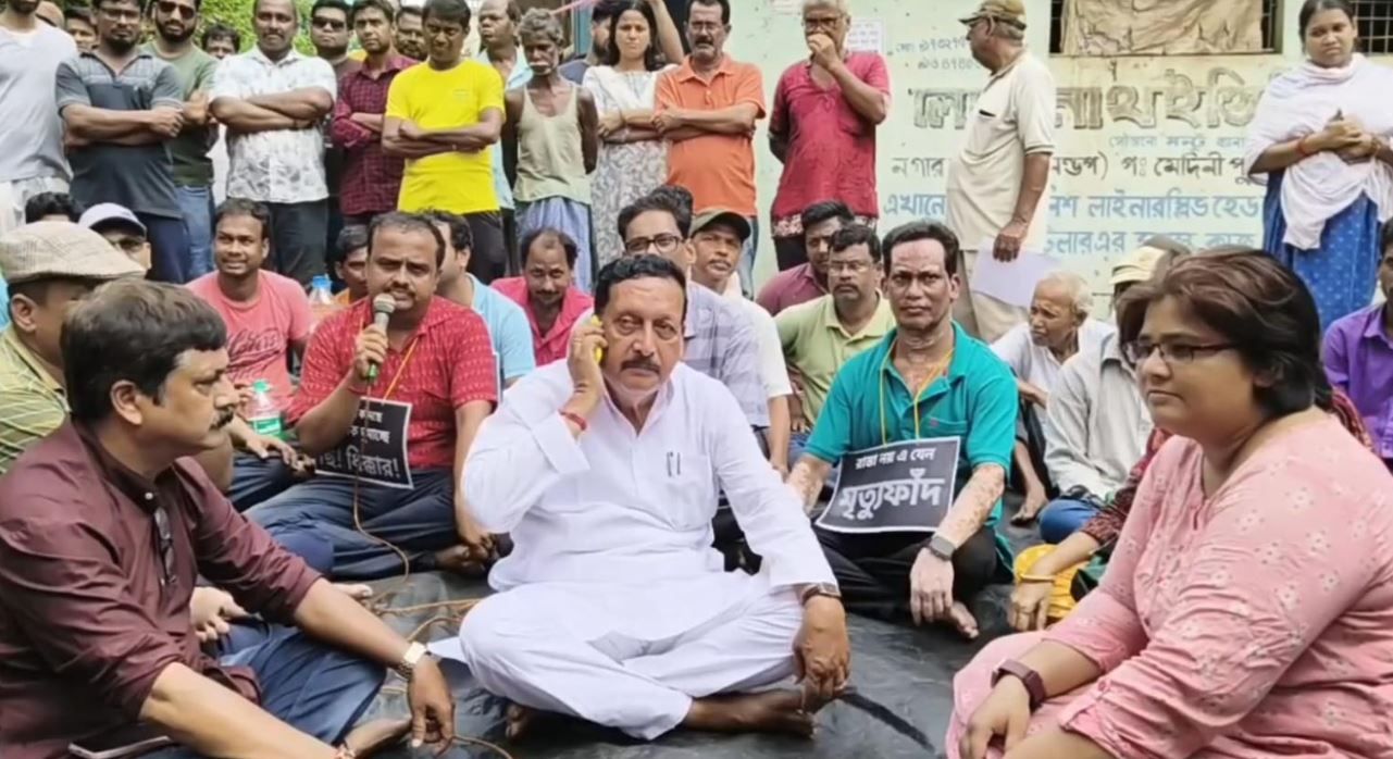 মেদিনীপুর পৌরসভার মানিকপুর থেকে হোসনাবাদ পর্যন্ত বেহাল রাস্তা সারানোর দাবিতে পথ অবরোধ!