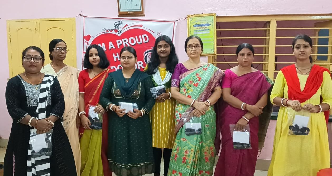 ঘাটাল শাখার রেড ক্রস সোসাইটির  উদ্যোগে ক্যান্সার রোগীদের জন্য চুল দান করলো ১০ জন মহিলা!