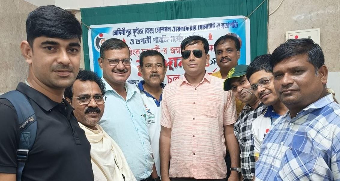 সমাজকর্মী রিংকু চক্রবর্তী'র জন্মদিনে রক্ত দিলেন ৪১ জন!