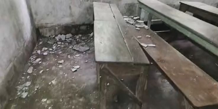 খড়গপুরের সাউথ সাইড প্রাইমারি স্কুলে  চলাকালীন সময়েই হঠাৎ ভেঙে পড়ল ছাদের চাঙড়!