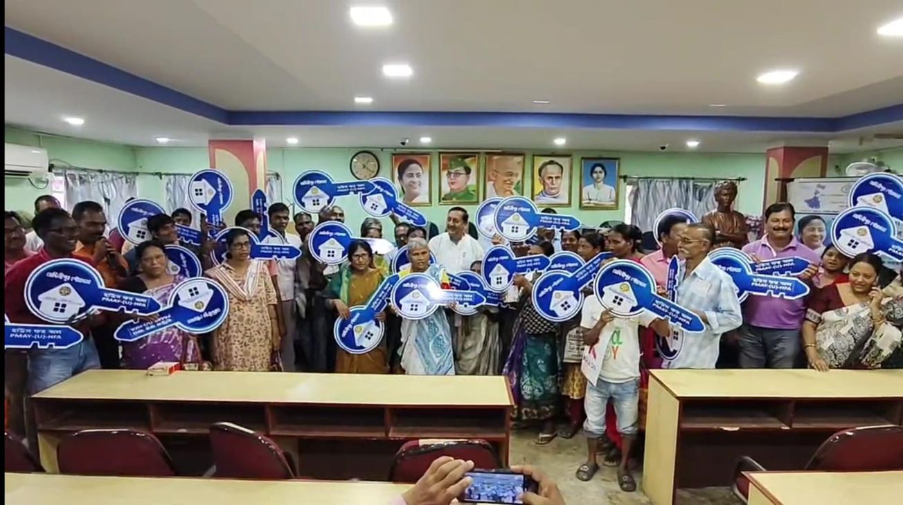 পুজোর মুখে মেদিনীপুর শহরের ১২৩৮ জন মানুষের জীবনে এল খুশির জোয়ার!