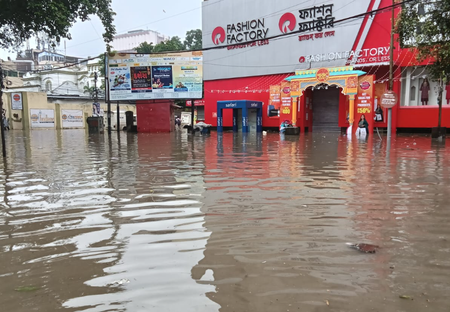 কলকাতায় মেঘভাঙা বৃষ্টি! ১৯৮৬-র পর সর্বোচ্চ বর্ষণের সাক্ষী শহর,বিদ্যুৎস্পৃষ্ট হয়ে মৃত্যু ৭ জন...