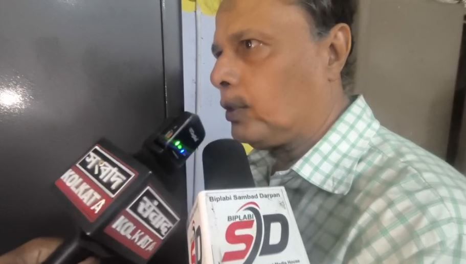 নিমপুরা আর্য বিদ্যাপীঠের প্রাক্তন প্রধান শিক্ষকের দুর্নীতি নিয়ে কথা বলতে গিয়ে ক্ষেপে গেলেন পশ্চিম মেদিনীপুরের ডিআই স্বপন সামন্ত!