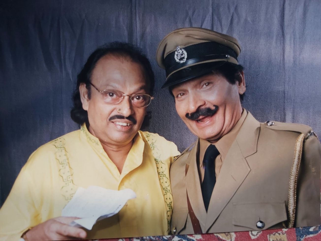 বলিউডের কিংবদন্তি অভিনেতা গোবর্ধন আসরানি সঙ্গে বাঙ্গালী পরিচালক সঙ্গে কাজ!