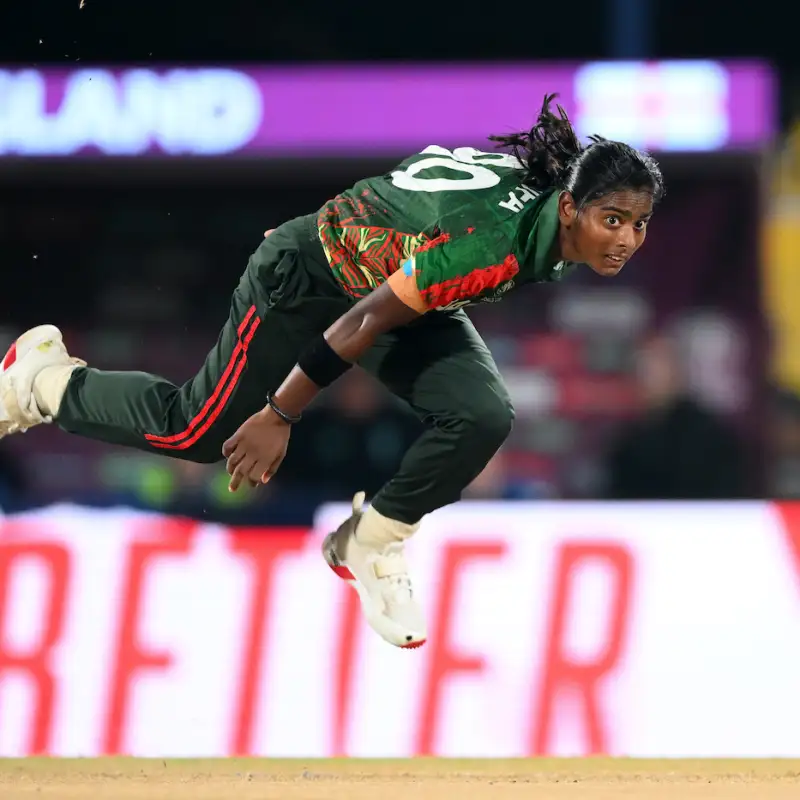 করোনা কালে কাদা ভর্তি চাষের জমিতে বলদের বদলে হাল টানা ভাইরাল মেয়েটি,আজ দারিদ্র আর লড়াই পেরিয়ে বিশ্বকাপে বল হাতে ঝড় তুলছেন "মারুফা"!