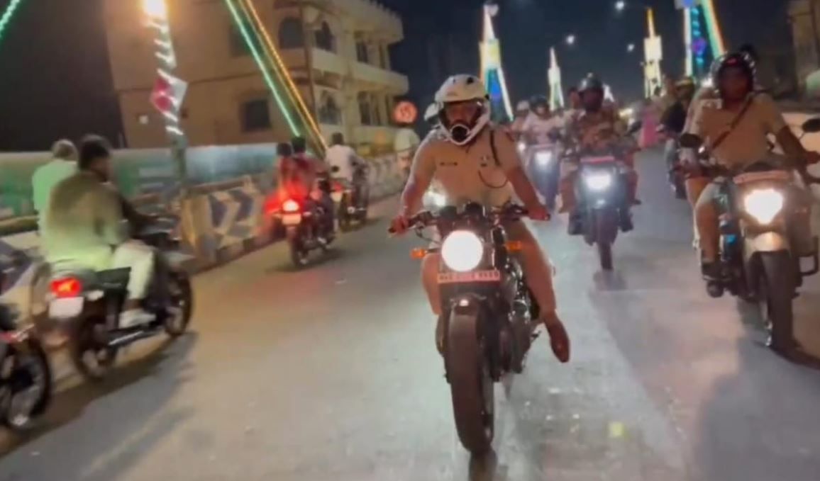 পশ্চিম মেদিনীপুর জেলার পুলিশ সুপার নিজেই বাইকে করে ঘুরে ঘুরে জনবহুল এলাকাগুলোতে নিরাপত্তা পরিস্থিতি পর্যবেক্ষণ!