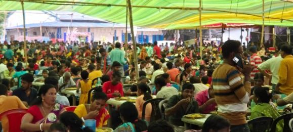 পশ্চিম মেদিনীপুর জেলার চন্দ্রকোনা থানা চত্বরে কালীপুজোয় জন্য নরনারায়ণ সেবা!