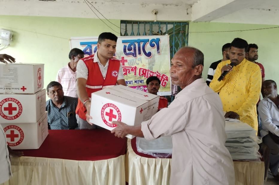 ভারতীয় রেডক্রশ সোসাইটি ঘাটাল মহকুমা শাখা উদ্যোগে বন্যার ত্রাণ সামগ্রীর কর্মসূচি!