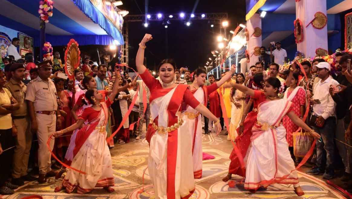 মেদিনীপুর শহরে শনিবার জেলা প্রশাসনের উদ্যোগে অনুষ্ঠিত হলো বর্ণাঢ্য ‘পুজো কার্নিভাল’!