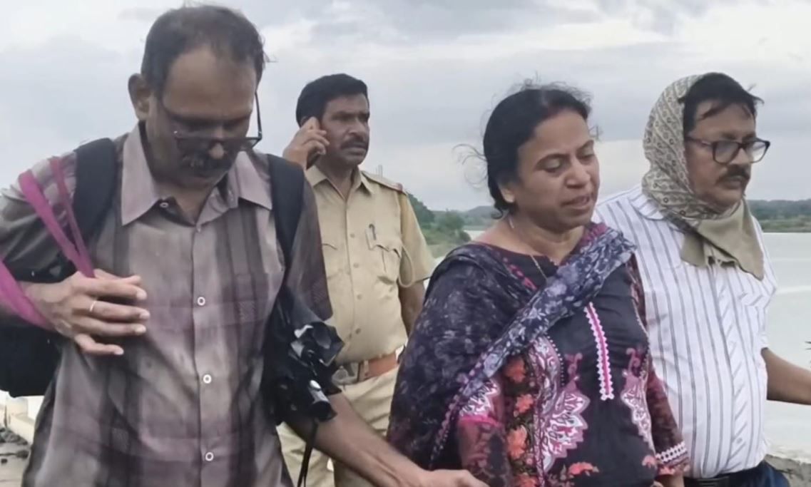 চলন্ত ট্রেন থেকে ঝাঁপ দিয়ে আত্মহত্যা করলেন যাদবপুর বিশ্ববিদ্যালয়ের তৃতীয় বর্ষের এক ছাত্র!