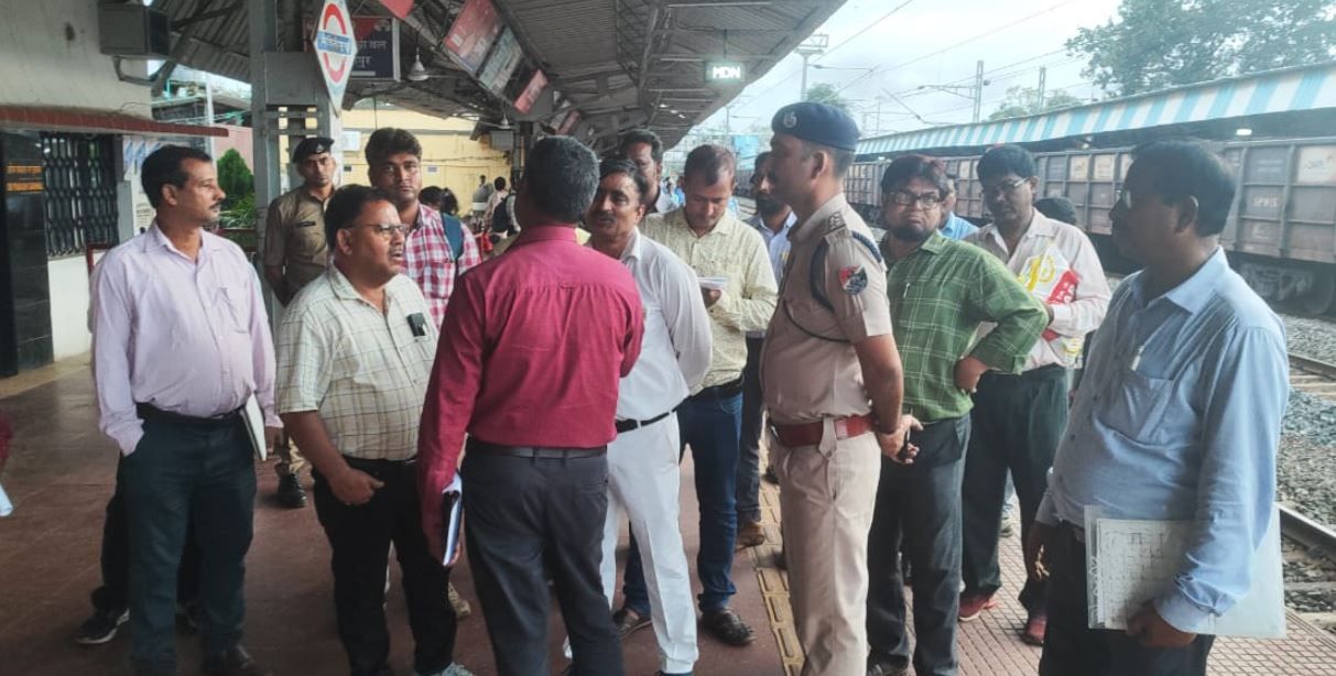 মেদিনীপুর স্টেশনে খড়গপুর বিভাগের এডিআরএম পরিকাঠামো পরিদর্শন কর্মসূচী!