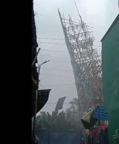 মন্থা ঝড়ে গেট ভেঙে অবরুদ্ধ তমলুক-পাঁশকুড়া রাজ্য সড়কের উপর জগদ্ধাত্রী পুজোর মণ্ডপে লাইটের বড় গেটে ভেঙে গেলো!