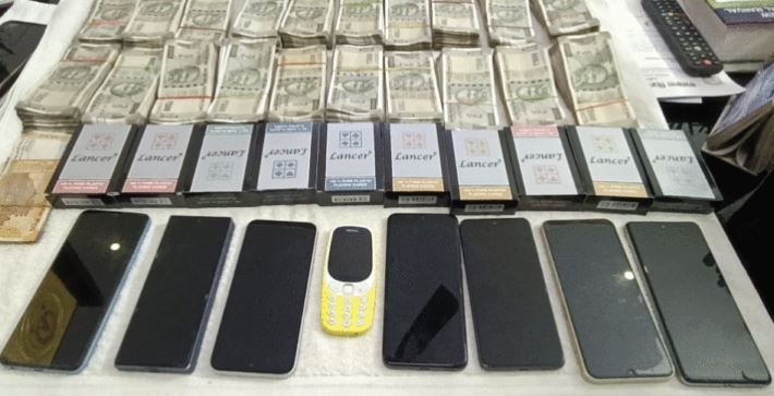 রানীগঞ্জ থানার পুলিশ জুয়ার আসর থেকে উদ্ধার প্রায় ১০ লক্ষ টাকা, ধৃত ৭!