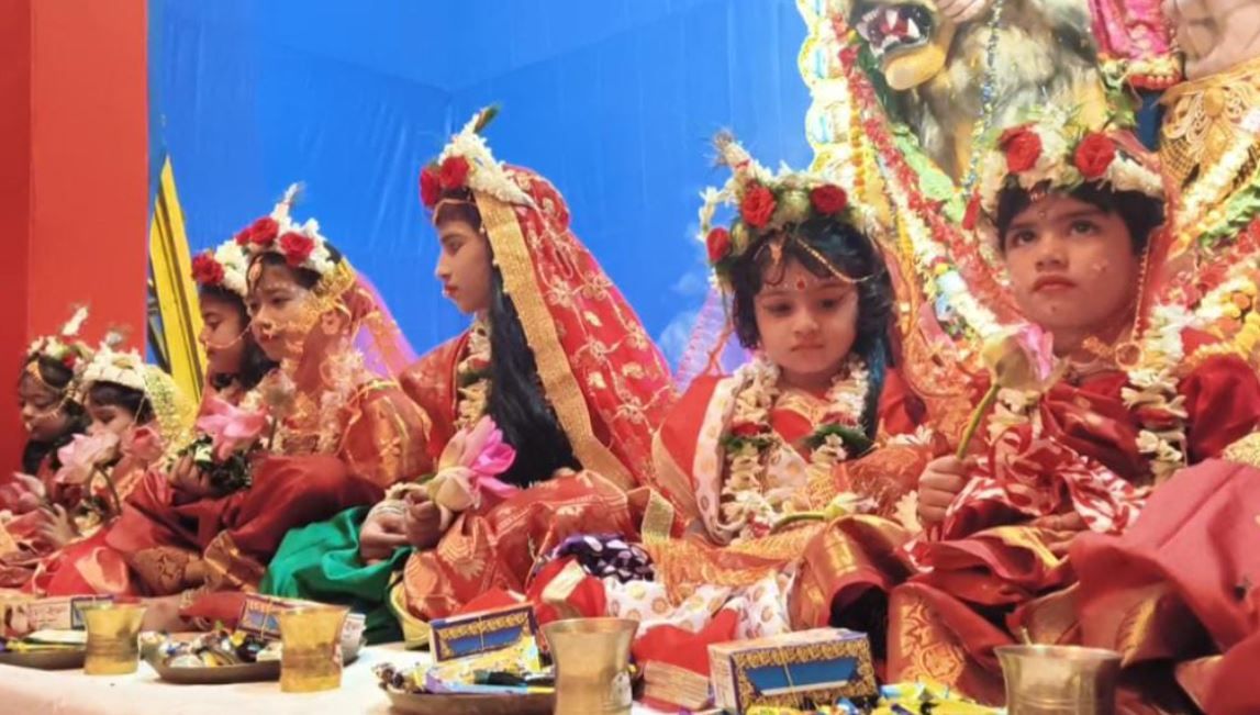 মেদিনীপুর শহরের 'অগ্নিকন্যা ক্লাব’-এর জগদ্ধাত্রী পুজোয় নবমী তিথিতে অনুষ্ঠিত হলো ঐতিহ্যবাহী নব কুমারী পূজা!