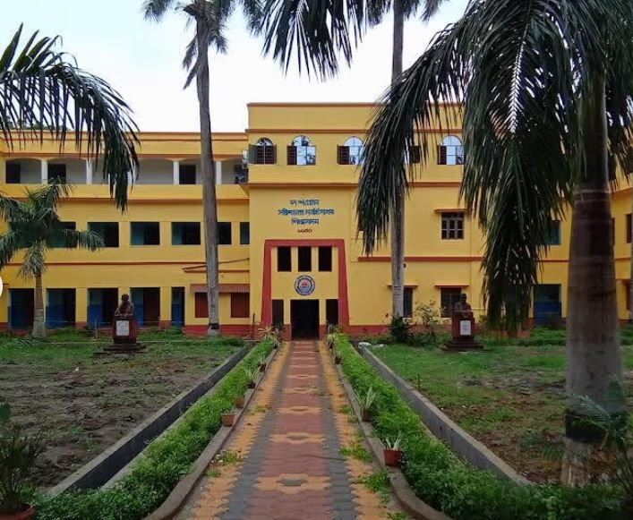 পশ্চিম মেদিনীপুর জেলার সবং থানার অন্তর্গত  দশগ্রাম সতীশচন্দ্র সর্বার্থসাধক শিক্ষাসদন বিদ্যালয় থেকে উদ্ধার ছাত্রের ঝুলন্ত দেহ!