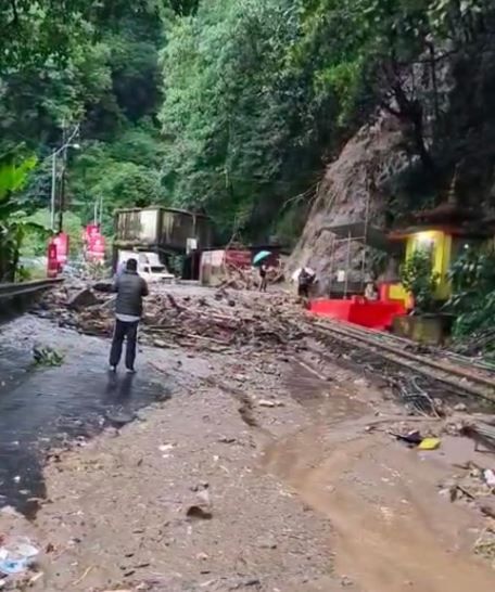 দার্জিলিং ও কালিম্পংয়ে টানা বৃষ্টিতে ভয়াবহ ভূমিধস, মৃত কমপক্ষে ১৪!