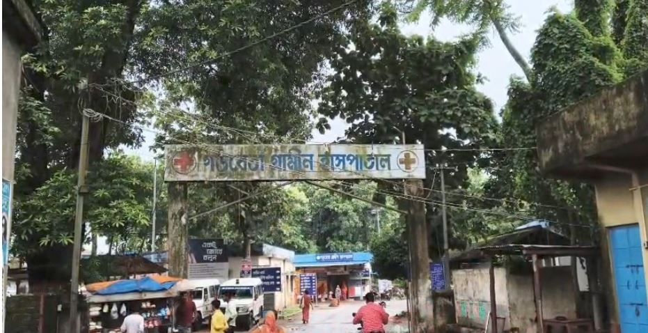 প্রবল বৃষ্টিতে জলের তলায় গড়বেতার গ্রামীণ হাসপাতাল!