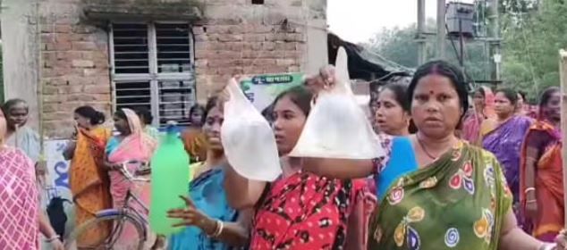 চন্দ্রকোনায় চোলাই মদের ব্যবসা বন্ধ করতে পথে নামল মহিলারা!