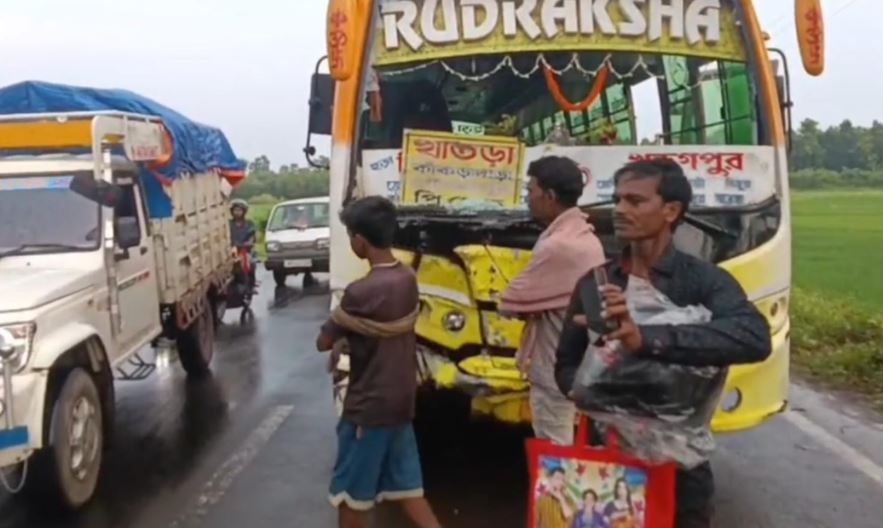 খড়গপুর-সারেঙ্গা রুটের একটি যাত্রীবাহী বাসের সঙ্গে লরির মুখোমুখি সংঘর্ষ!
