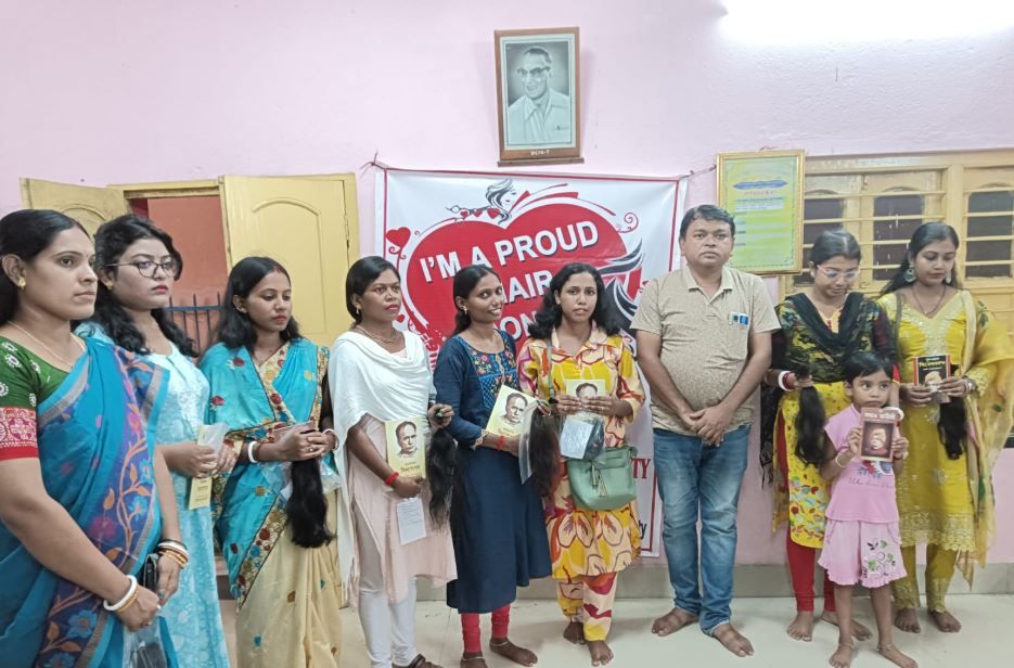 ঘাটাল শাখার রেড ক্রশ সোসাইটির উদ্যোগে ক্যান্সার রোগীদের জন্য চুল দান করলো ৯ জন মহিলা!