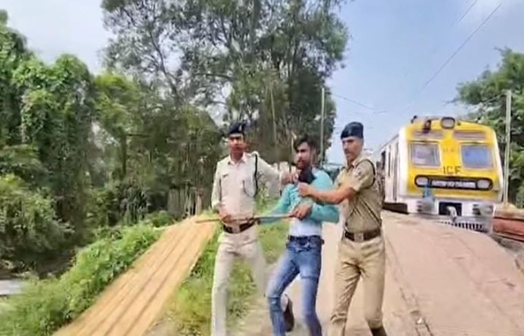 হাওড়া-আমতা দক্ষিণ পূর্ব শাখার বড়গাছিয়া স্টেশনে রেল অবরোধ!