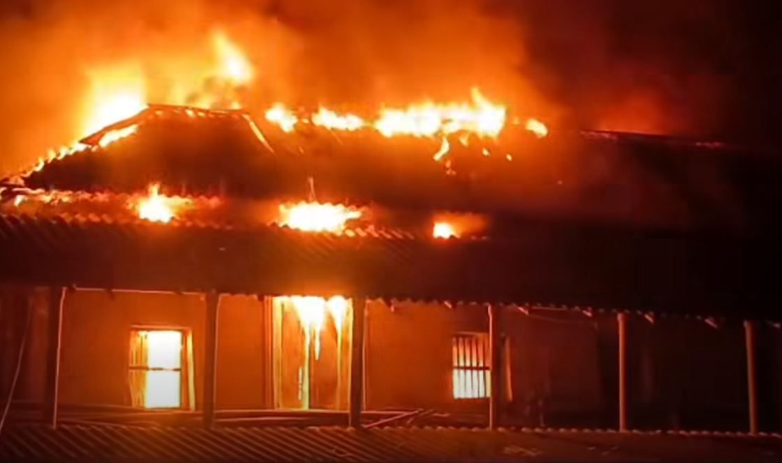 পশ্চিম মেদিনীপুরের দাঁতন দুই ব্লকের বেলদা থানার অন্তর্গত ব্লক  সভাপতির বাড়িতে অগ্নিকাণ্ড!