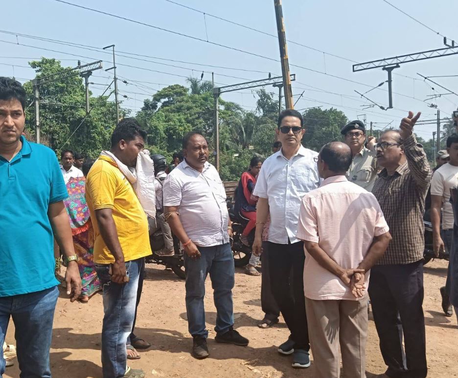ডেবরা ব্লকের বালিচক রেল গেটের ওপর তৈরি হওয়া অসম্পূর্ণ ফ্লাই ওভার পরিদর্শনে বিধায়ক ড: হুমায়ুন কবীর!
