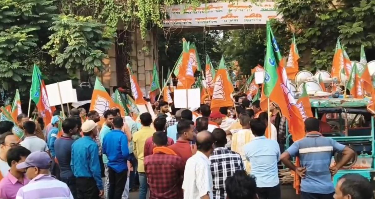 উত্তরবঙ্গের নাগরাকাটায় ত্রাণ বিলি করতে গিয়ে সাংসদ ও বিধায়ক উপর  আশ্রিত দুষ্কৃতীদের হামলার ঘটনায় শহরে প্রতিবাদ মিছিল ও ডেপুটেশন কর্মসূচি!