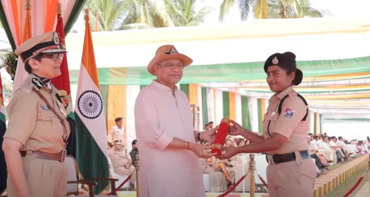 রেলমন্ত্রীর কাছে বীরত্বের পুরস্কার পেলেন খড়্গপুর ডিভিশনের RPF লেডি কনস্টেবল কিমিদি সুমথি!
