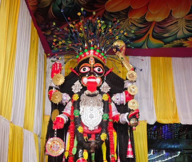 মেদিনীপুর শহরের জনপ্রিয় "মোটাকালীর" পুজো  এখনও একটি জীবন্ত ঐতিহ্য!