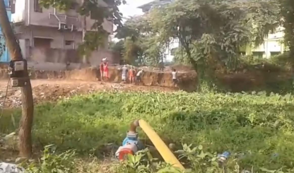 মেদিনীপুর পৌরসভার ১৯ নং ওয়ার্ডের বক্সিবাজার বর্ধন গলিতে বে-আইনি ভাবে পুকুর ভরাট!