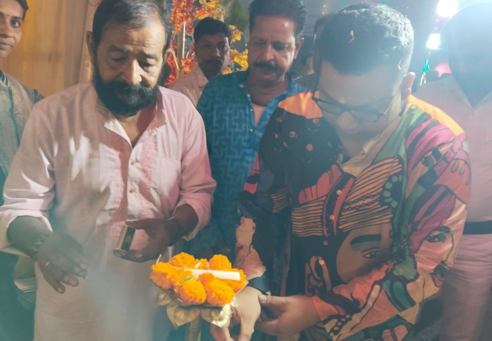 খড়গপুর শহরের নটরাজ কালীমন্দির উন্নয়ন সমিতির কালীপূজোর উদ্বোধন করলেন জেলার পুলিশ সুপা !