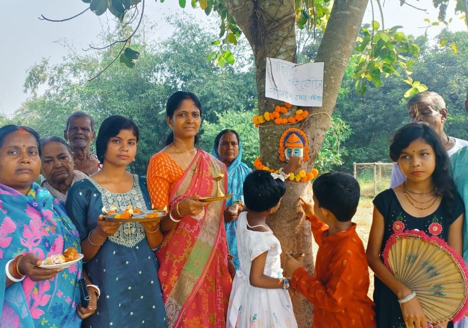 পরিবেশ রক্ষার বার্তা নিয়ে গাছকে দেওয়া হলো ভাইফোঁটা!