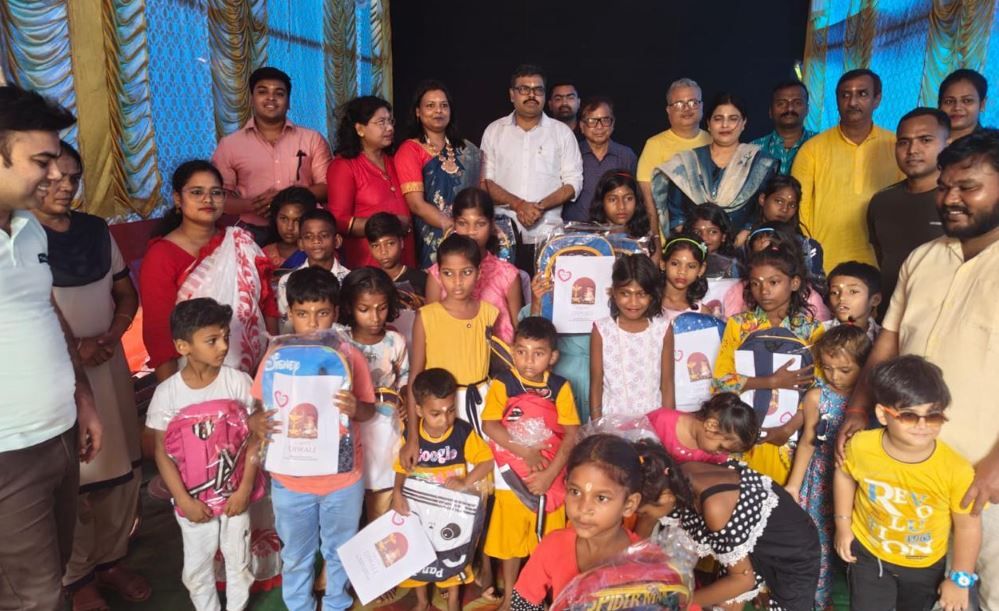 পশ্চিম মেদিনীপুরের খড়্গপুর মহিলা থানার নজিরবিহীন উদ্যোগে  শিক্ষার্থীদের নিয়ে গণ ভাইফোঁটা উৎসব!