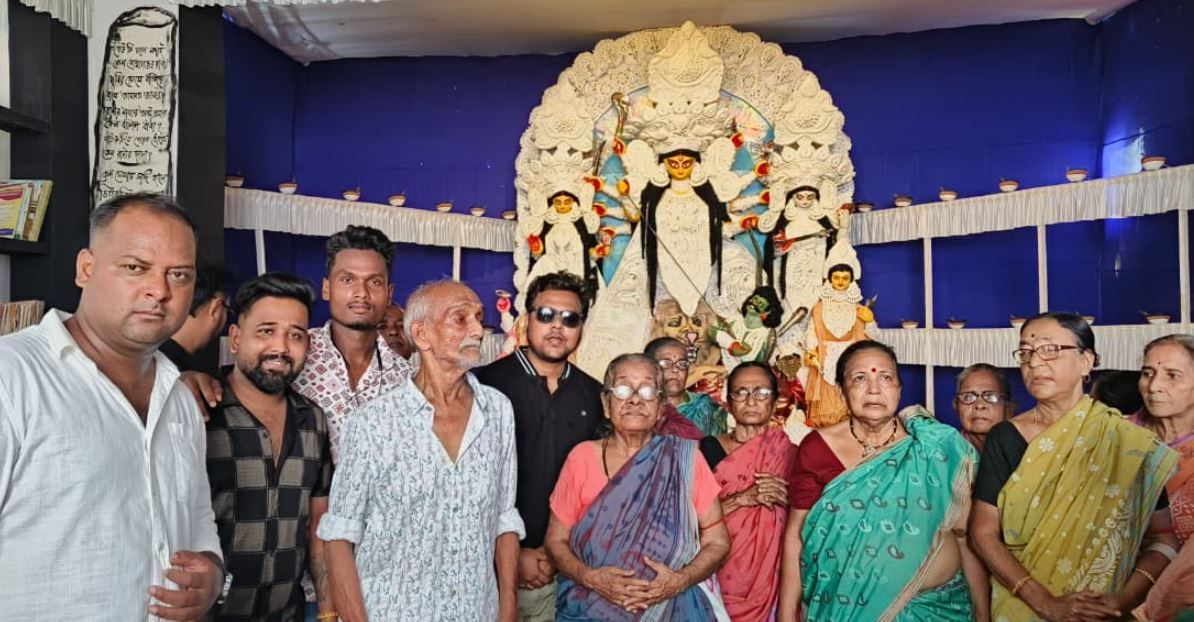 SB XI ফুটবল দলের উদ্যোগে বৃদ্ধাশ্রমের আবাসিকদের নিয়ে পুজো পরিক্রমা!