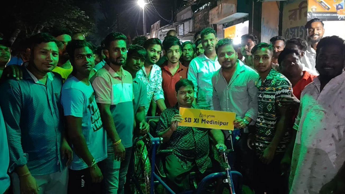 মানবতার এক অনন্য নজির: মেদিনীপুর SB XI ফুটবল দলের উদ্যোগে শহরের প্রতিবন্ধী যুবক কে সাইকেল উপহার!