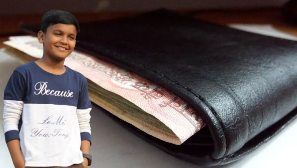 কুড়িয়ে পাওয়া মানিপার্স ও জরুরি কাগজপত্র ফেরত দিলো ১২ বছরের স্কুল পড়ুয়া মেদিনীপুর শহরের অনীক মাহাতো!