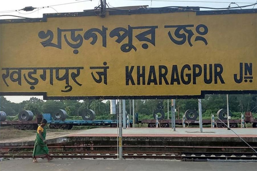 খড়্গপুর স্টেশনে  অনেক  বন্ধ কাউন্টার, দুর্ভোগ যাত্রীদের!