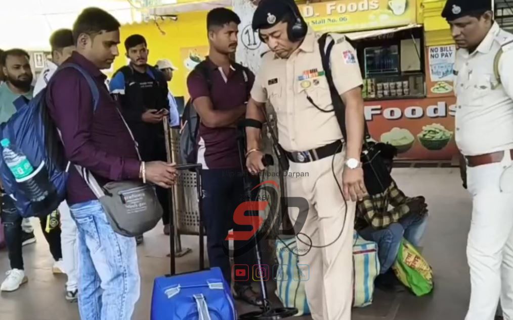 দিল্লির বিস্ফোরণের ঘটনায় চরম সতর্কতা দেশজুড়ে,সর্বত্র নাকা চেকিং বিমানবন্দর,রাস্তা,স্টেশনে!